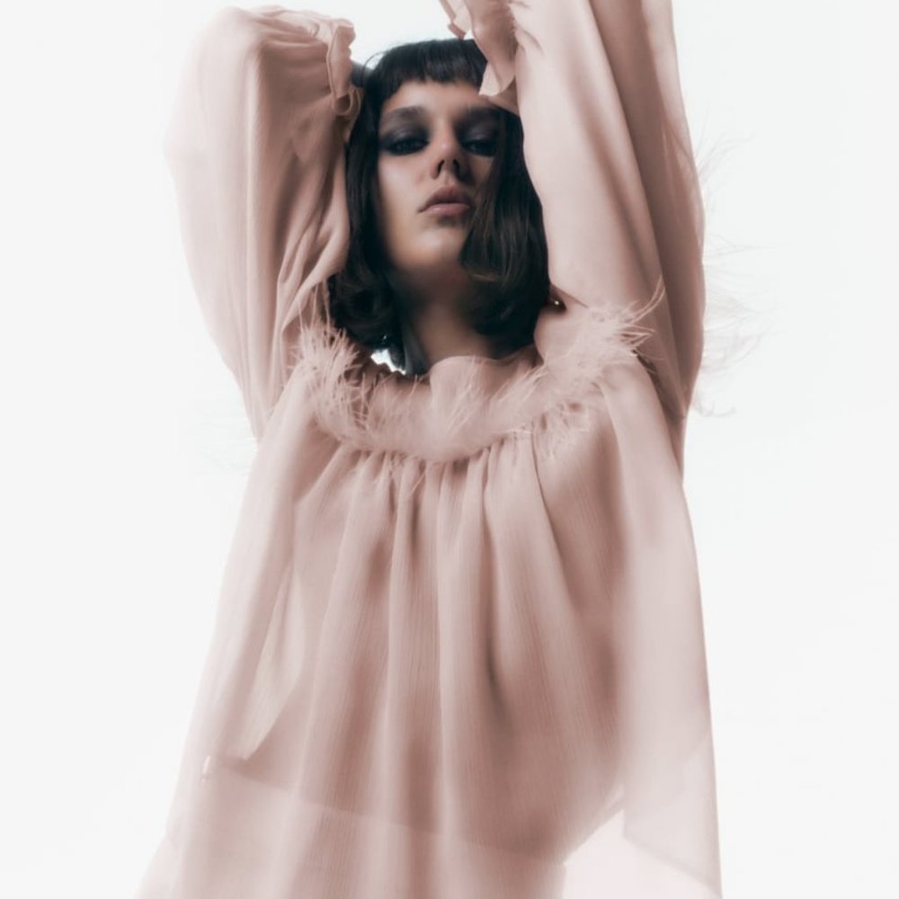 NWT PINK FLOWY FEATHER BLOUSE. - Picture 2 of 6